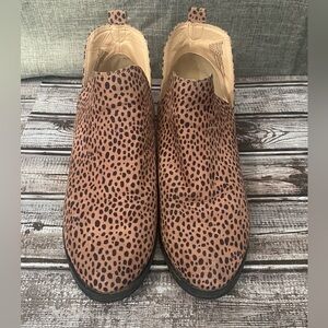 Universal Thread Boots 8.5 Casual Slip On Animal Print Bootie Brown Fabric